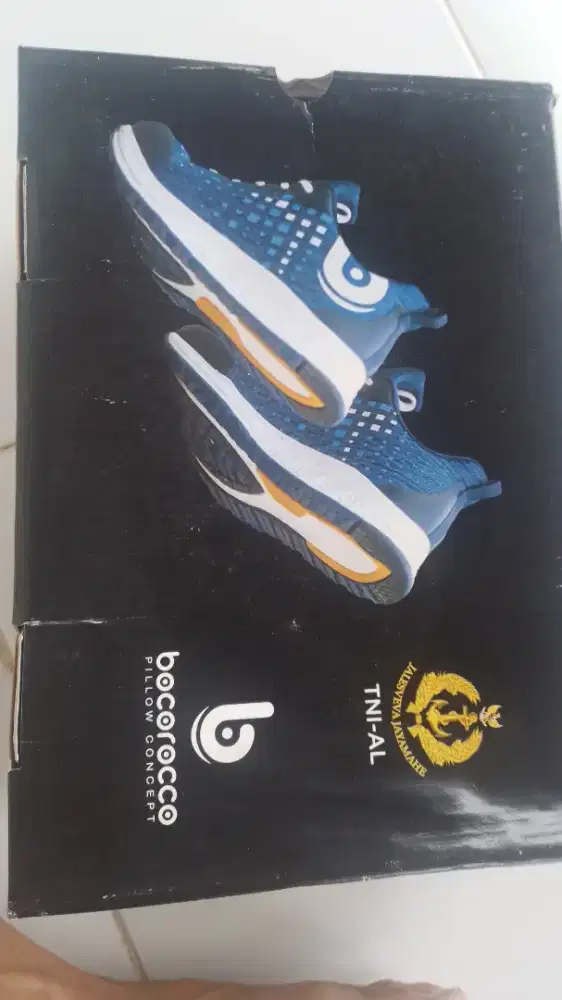 Sepatu olahraga al baru