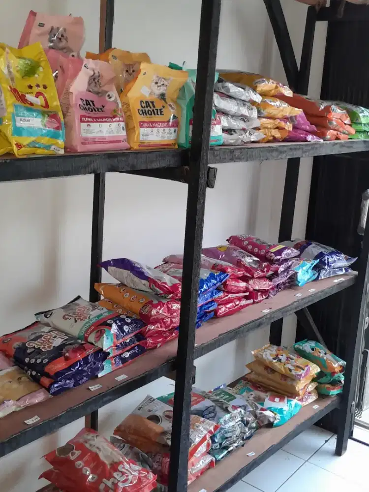 Jaga kios/toko makanan kucing