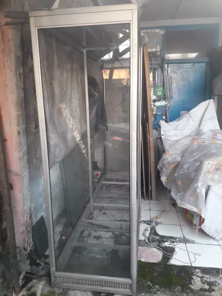 Etalase besar uk 2.5m bekas toko butik
