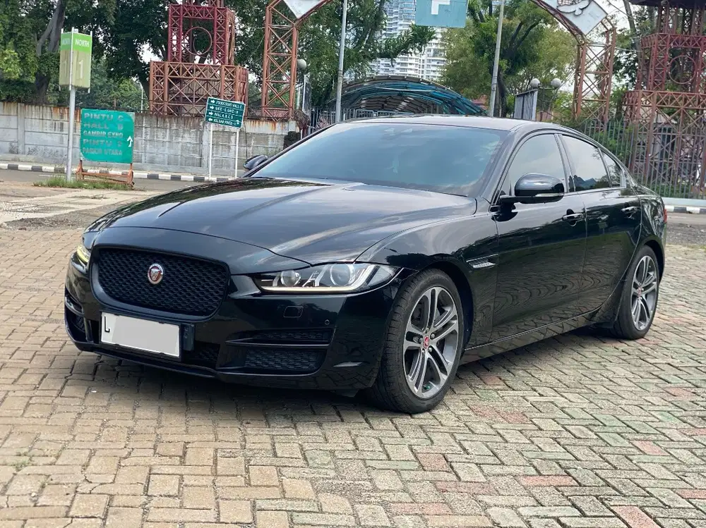 JAGUAR XE 2.0 AT HITAM 2016