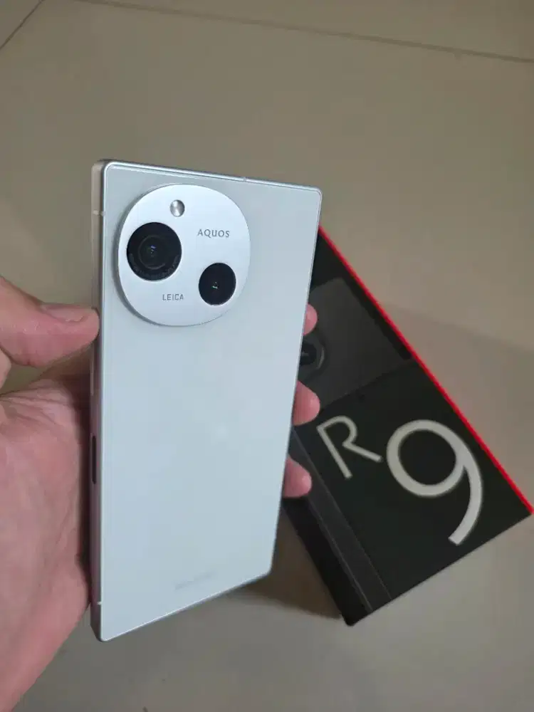 Sharp aquos r9 white liknew