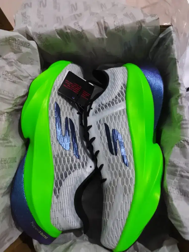 Sepatu running skechers aero tempo hyperbrust