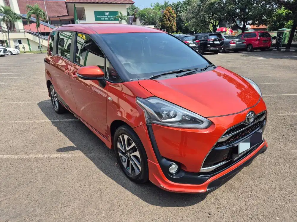 Toyota Sienta Q Tahun 2017 Merah Bata Orange Matic