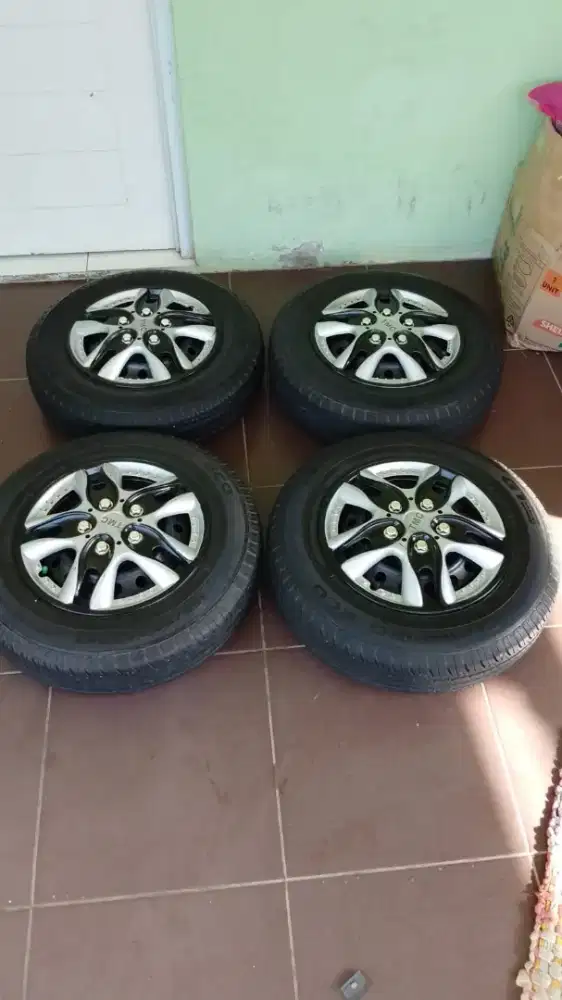 Pelek kaleng SM banyak r13 bawaan Ayla  kondisi msh tebal  lokasi bsd