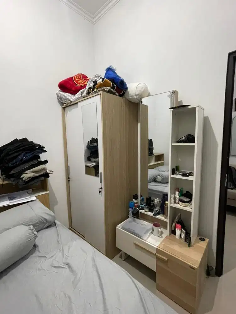 Lemari, dipan, dan meja rias informa