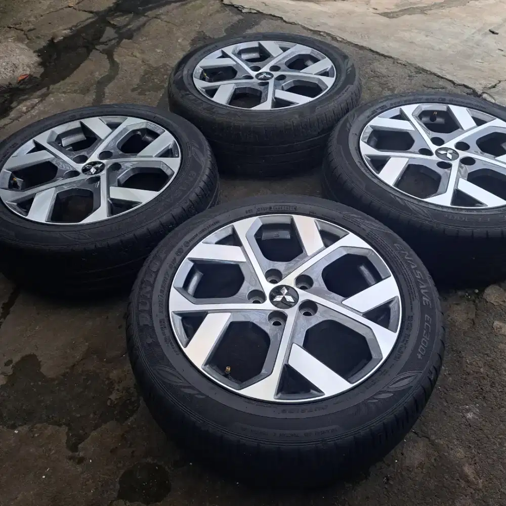 Velg dan ban r17 original xpander cocok yg mau upgrade velg