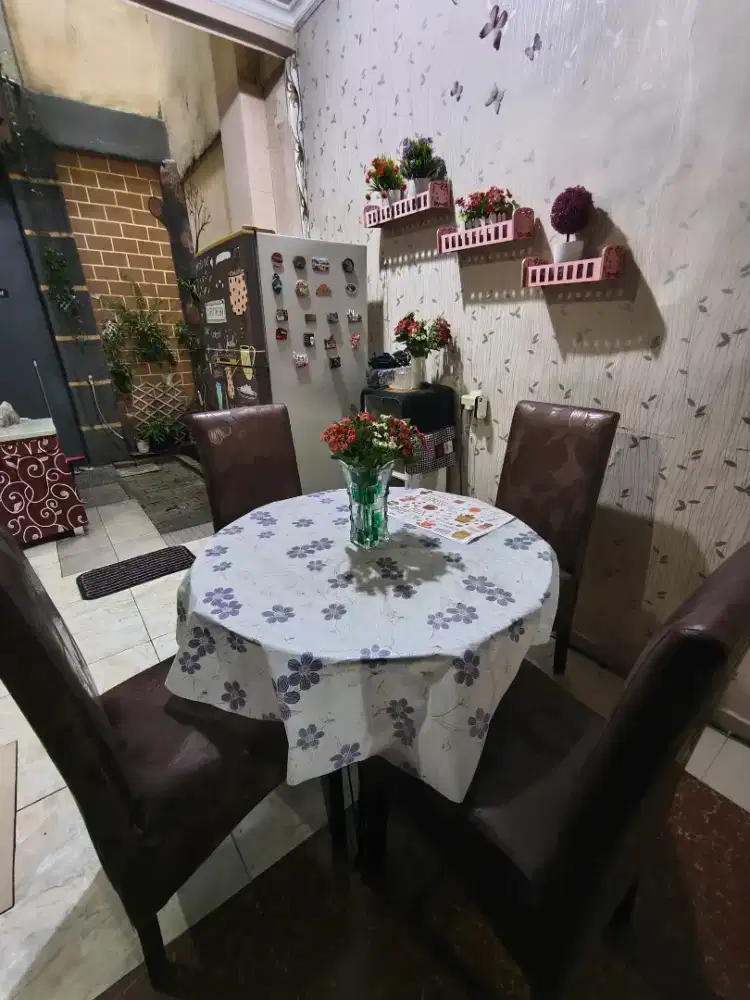 Meja makan 4 bangku
