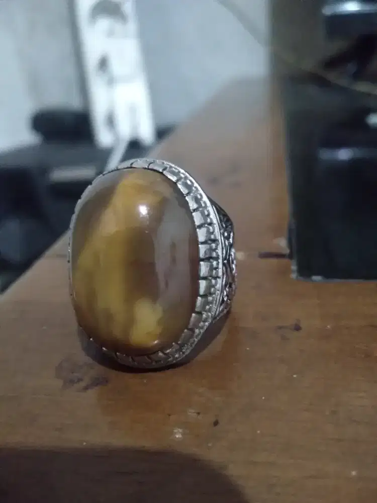 Batu akik. Gambar. Oorang sholat.