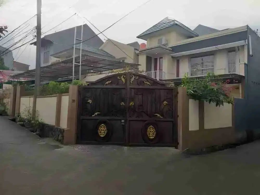 Rumah besar siap huni harga murah di Kalisari pasar rebo Jakarta Timur