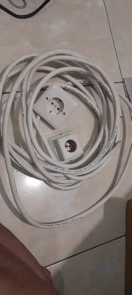Kabel supreme dan colokan
