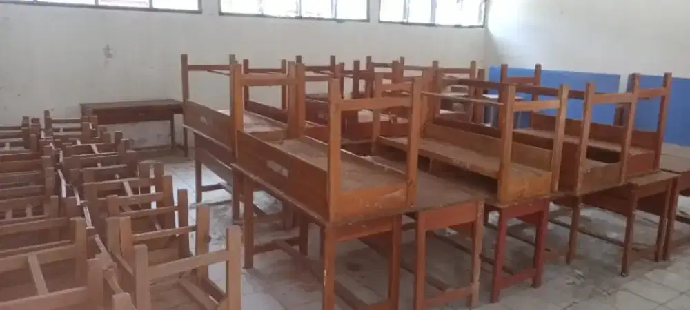 Meja kayu  dan kursi kayu siswa