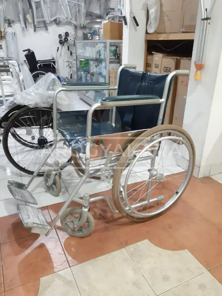 Kursi roda standart bekas