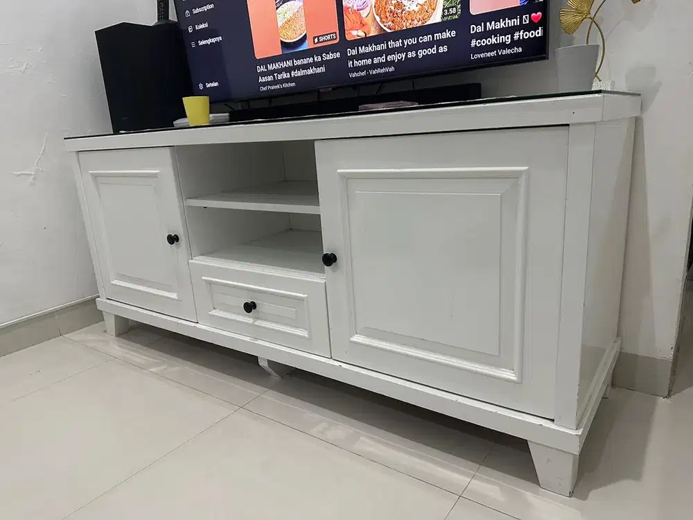 Lemari TV putih