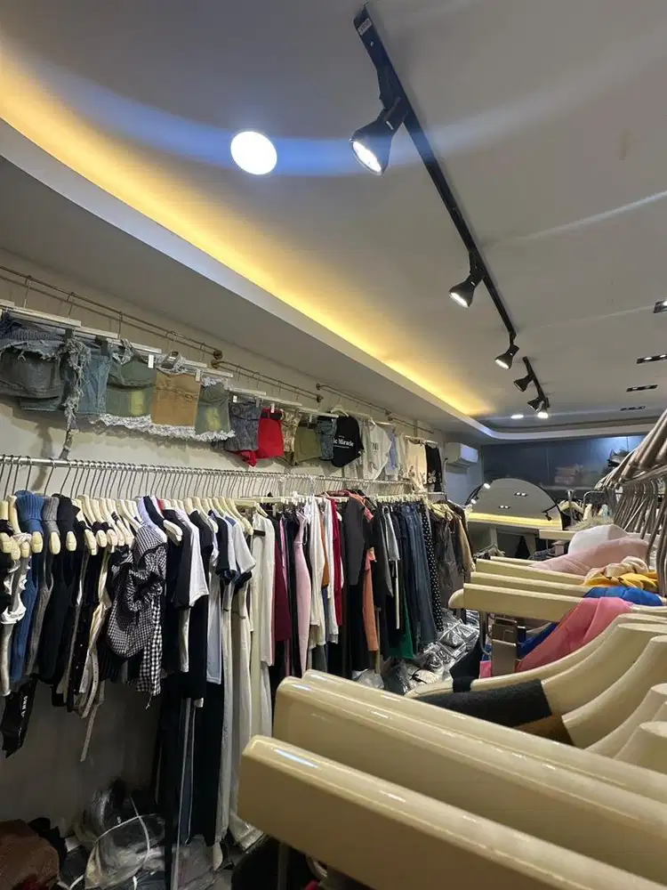 DIBUTUHKAN KARYAWAN BUTIK BAJU WANITA