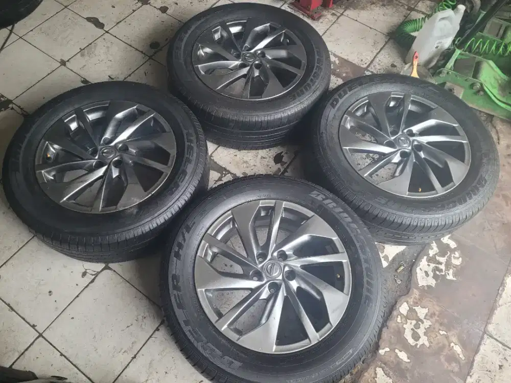 Velg Nissan Xtrail T32 R18 original paket ban second 4pcs terima tt
