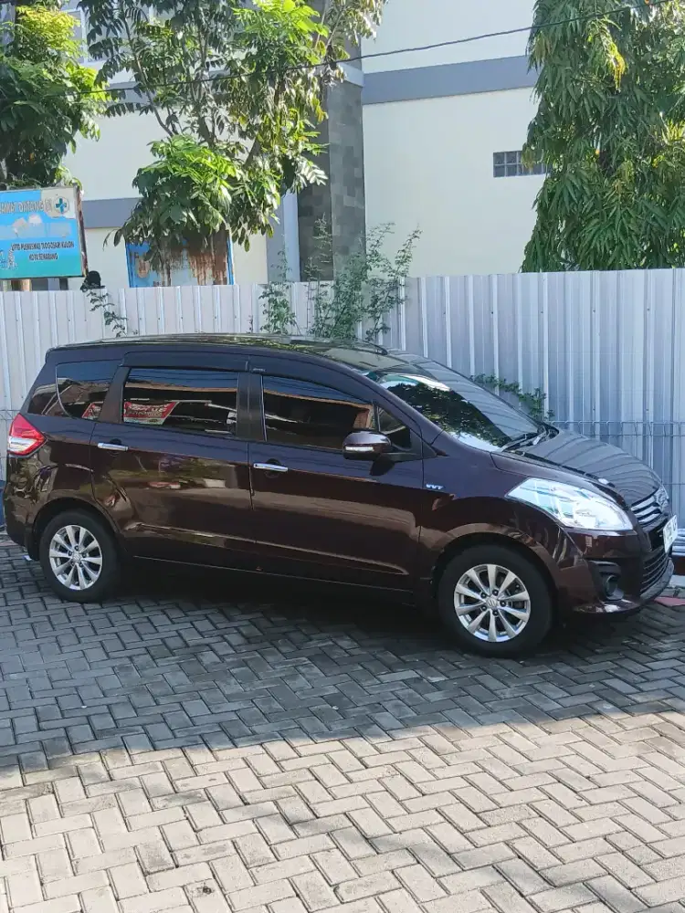 Jual suzuki ertiga tipe gl 1.4 mt warna merah maron tahun 2014
