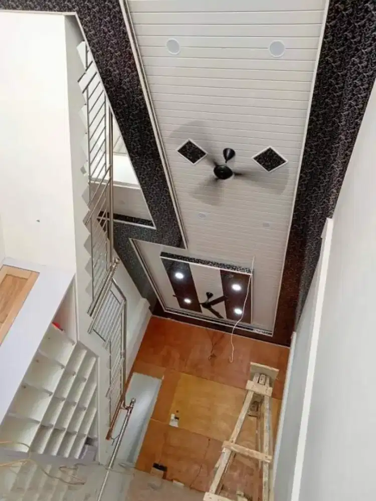 Plafon PVC terpasang dan rangka atap baja ringan