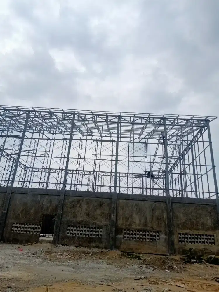 Rangka atap baja ringan terpasang dan plafon PVC