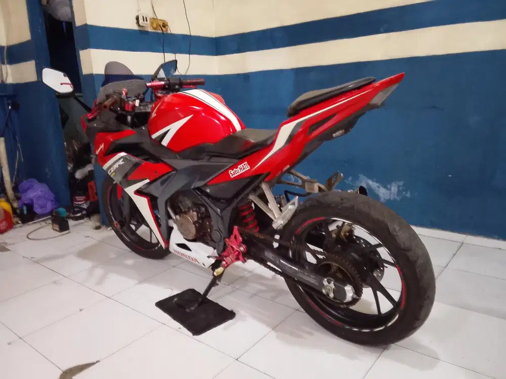 Di jual honda CBR 150 veslift 2019\2018 surat lengkap