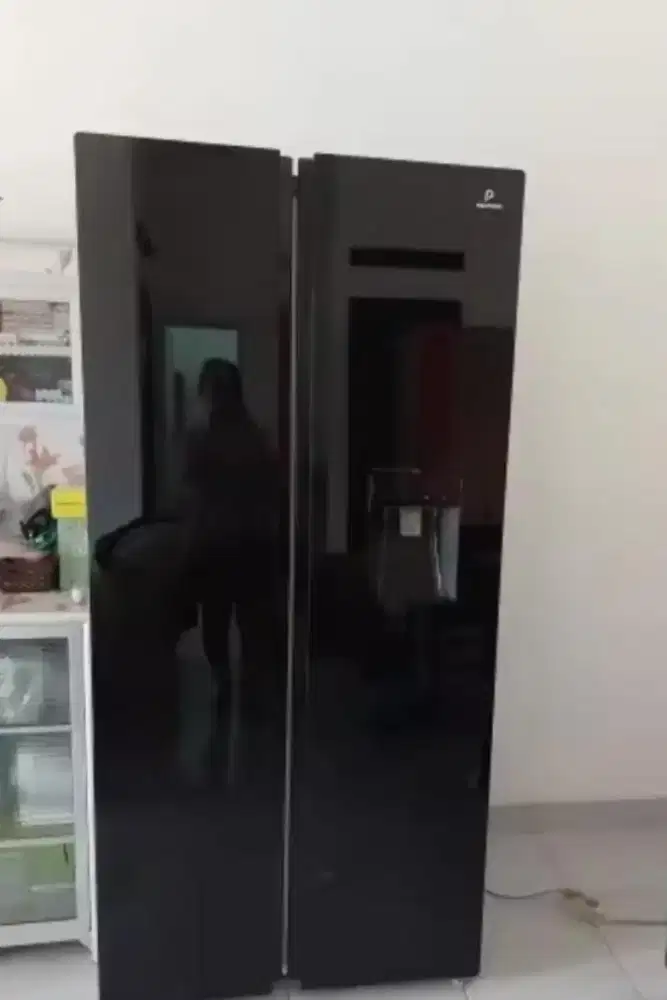 Kulkas mewah warna hitam side by side sudah ada dipenser nya