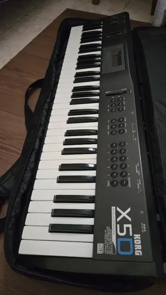 Synthesizer Korg X5D