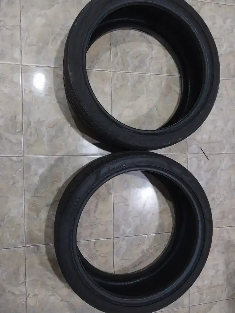 1 pasang ban depan mobil ferrari