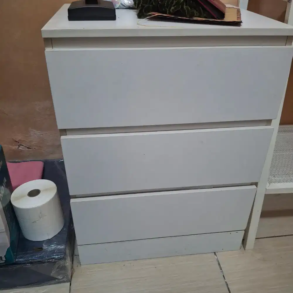 Lemari Laci Sedang
