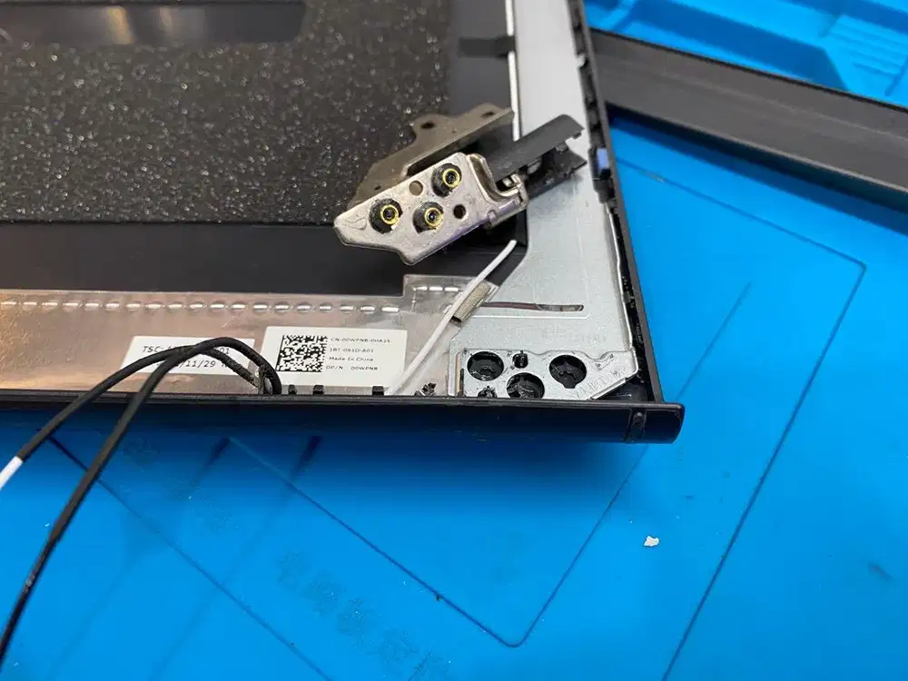 Jasa service/reparasi engsel laptop