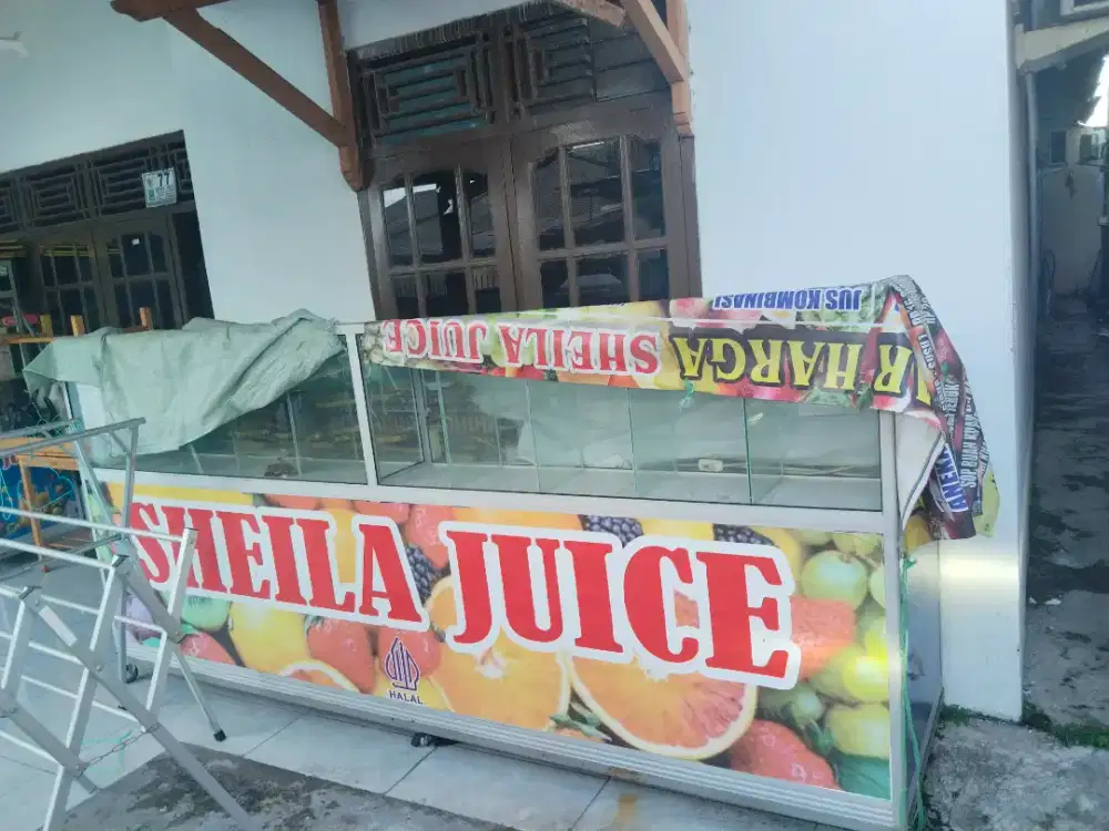DIJUAL tempat etalase jus bekas kondisi masih bagus