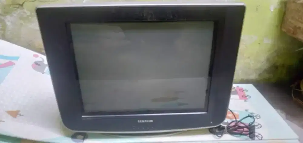 Di jual murah meriah aja tv Samsung 21 inci layar datar ,slim murah aj