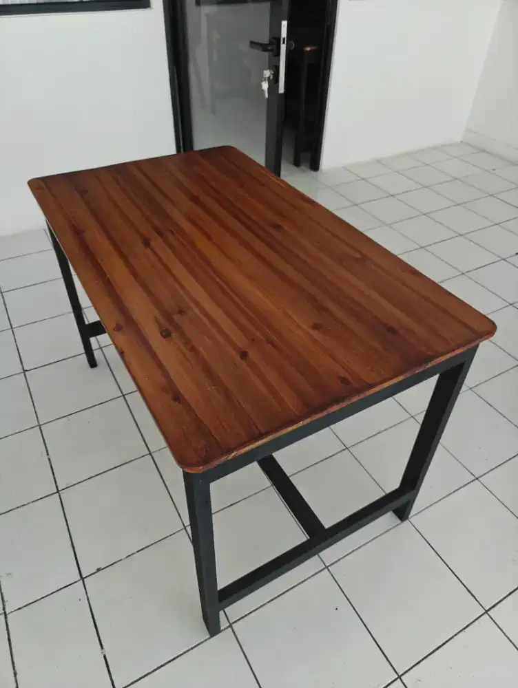 Jual Meja Makan Kayu Jati Belanda. Kondisi masih sangat bagus.