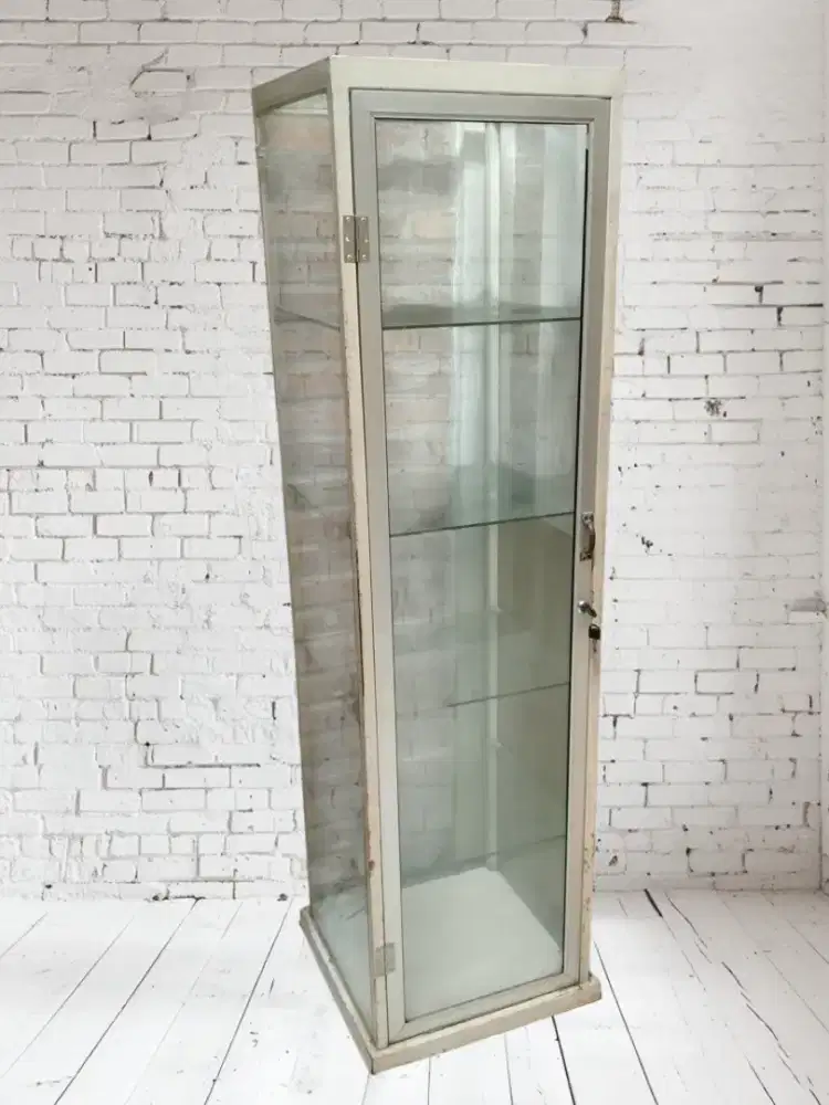 Etalase tower tinggi