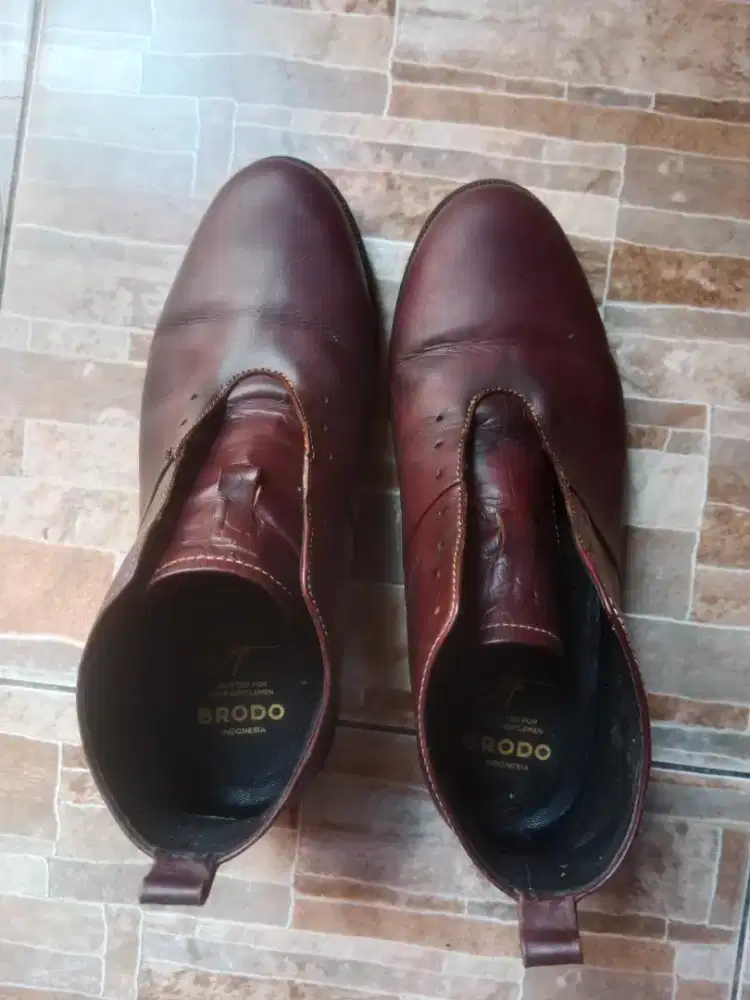 Sepatu bot kulit merk BRODO