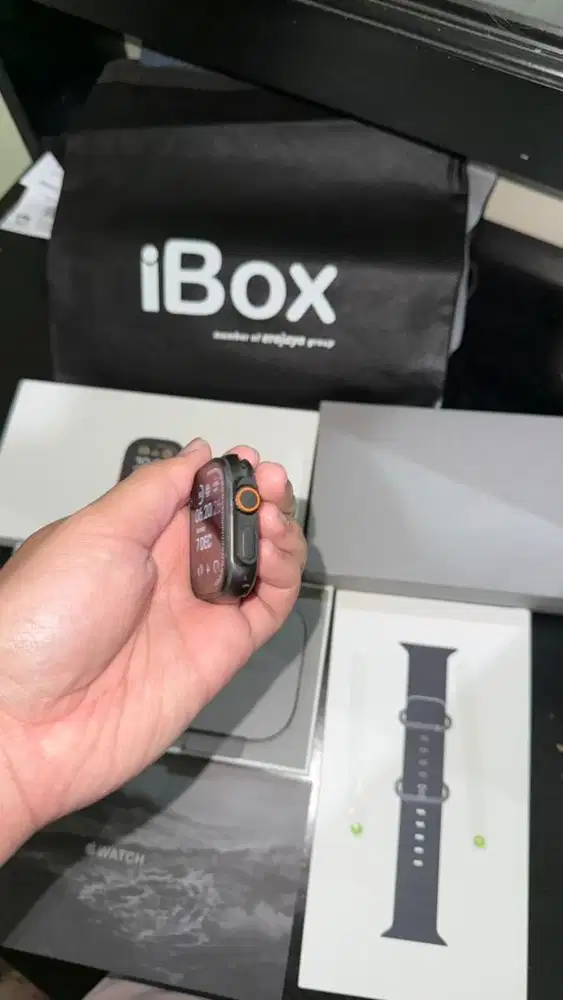 Apple Watch Ultra 2 Black Black titanium 49MM With black Ocean Loop