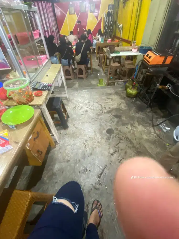 Di cari 2 orang yg bisa masak nasi goreng & lalapan