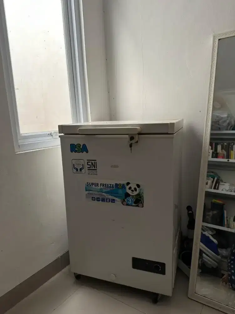 Di jual Freezer 100 L kondisi masih bagus
