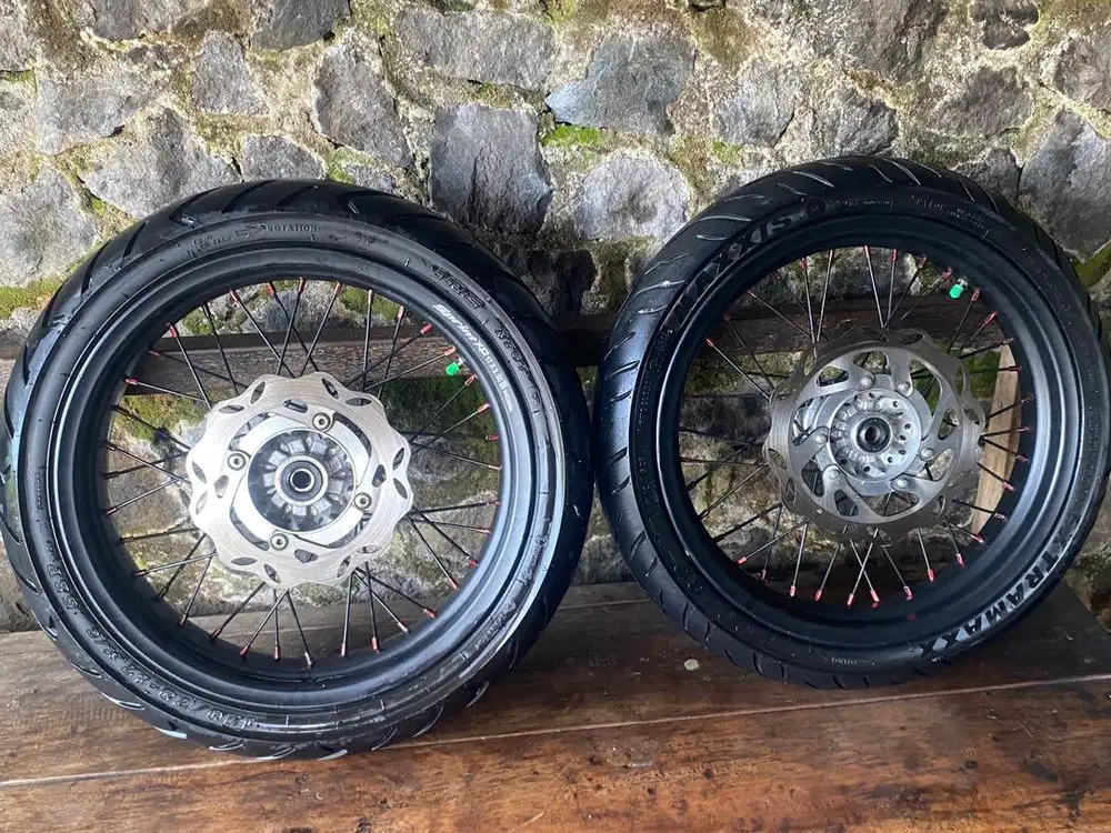 Velg Supermoto bekas di pasang di motor CRF