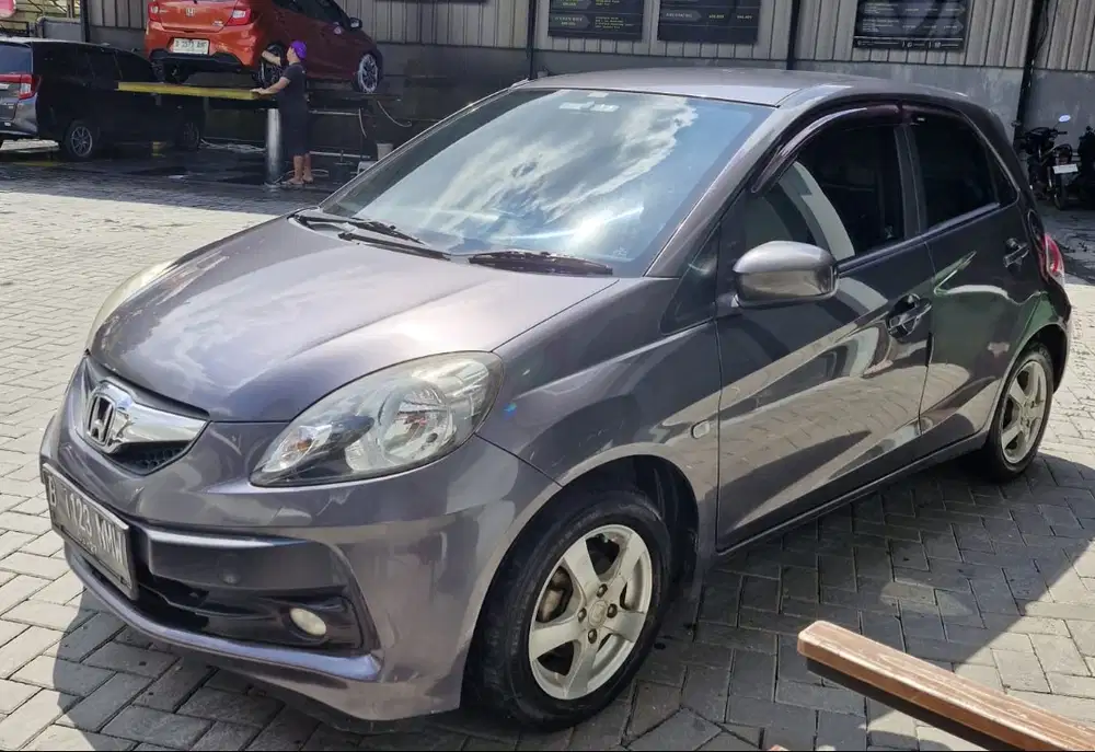 Dijual Honda Brio 2015 Matic Abu Metallic