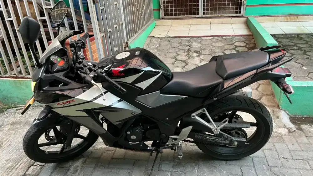 HONDA CBR 150 R 2014 hitam