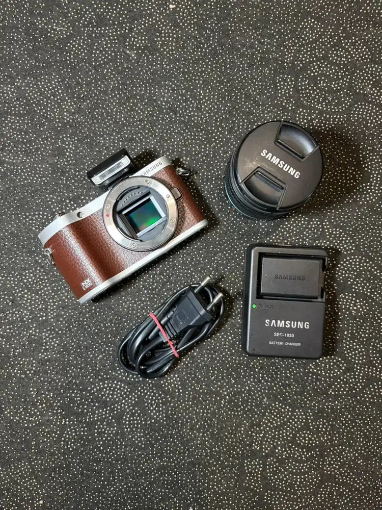 JUAL CEPAT KAMERA MIRRORLESS SAMSUNG NX300 TOUCHSCREEN LIKENEW
