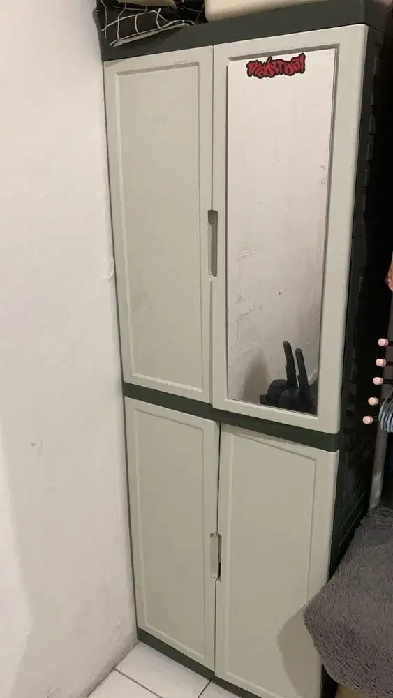 Lemari pakaian barang masih bagus seperti baru