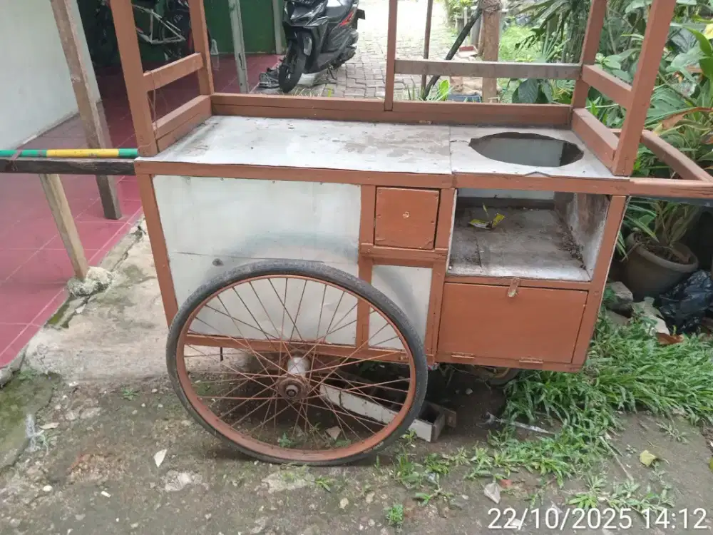 Gerobak doeong bekas cilok diubah