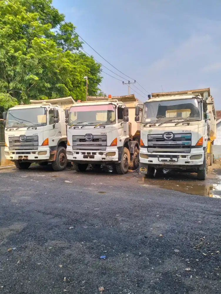 Hino 700 tronton 2012 dump truk