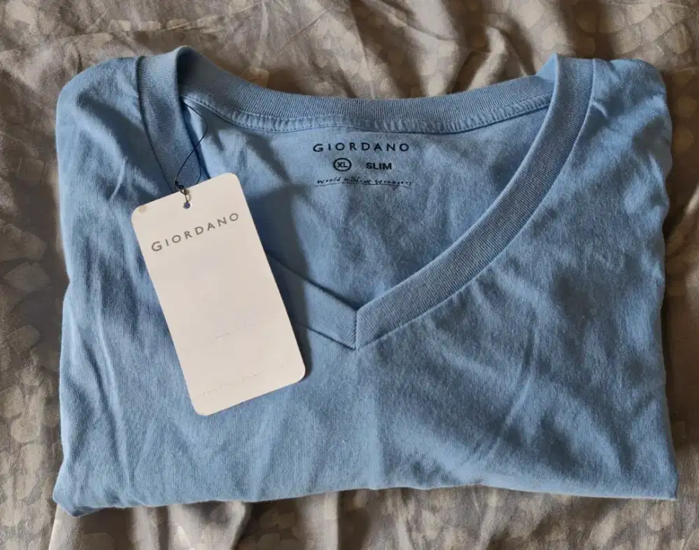 Kaos v-neck Giordano Light Blue size XL/L BNWT (BARU) ORI jual obral!
