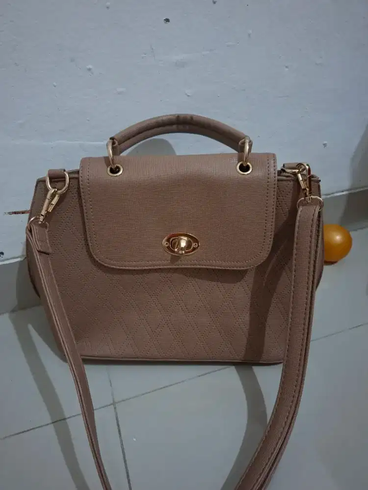 Dijual tas wanita warna coklat merk fladeo