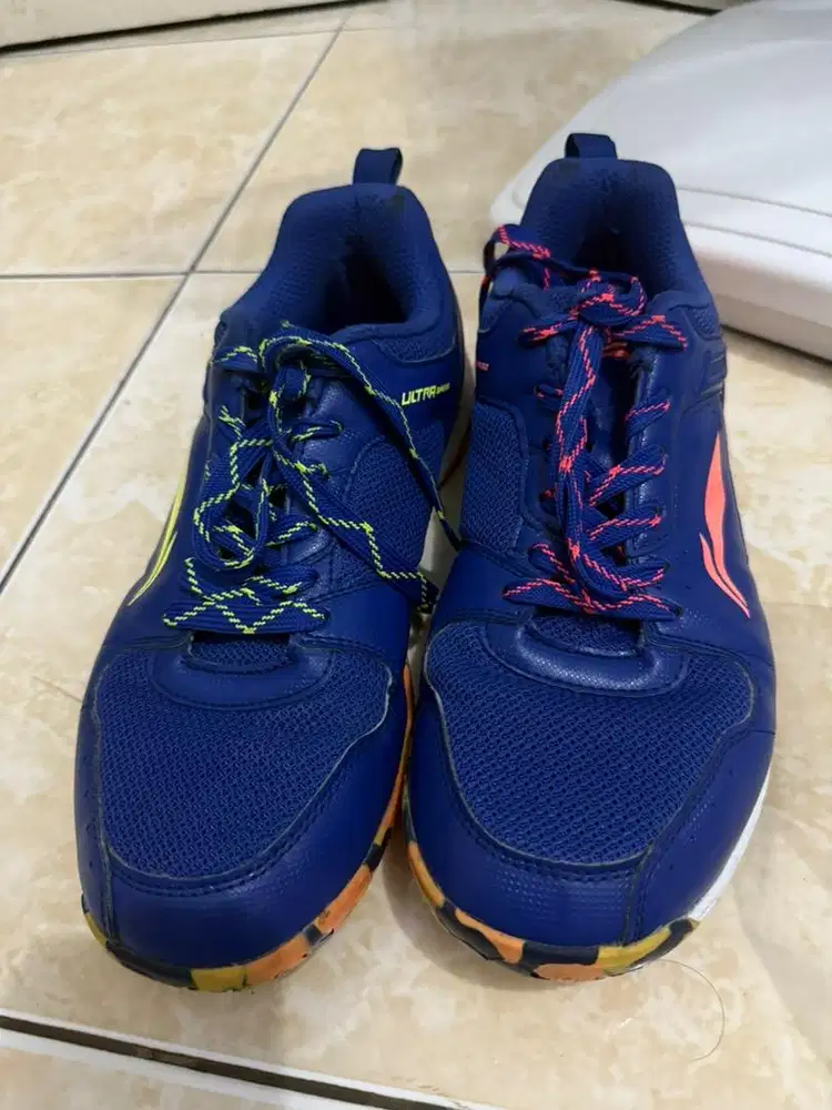 Sepatu olahraga lining ultra
