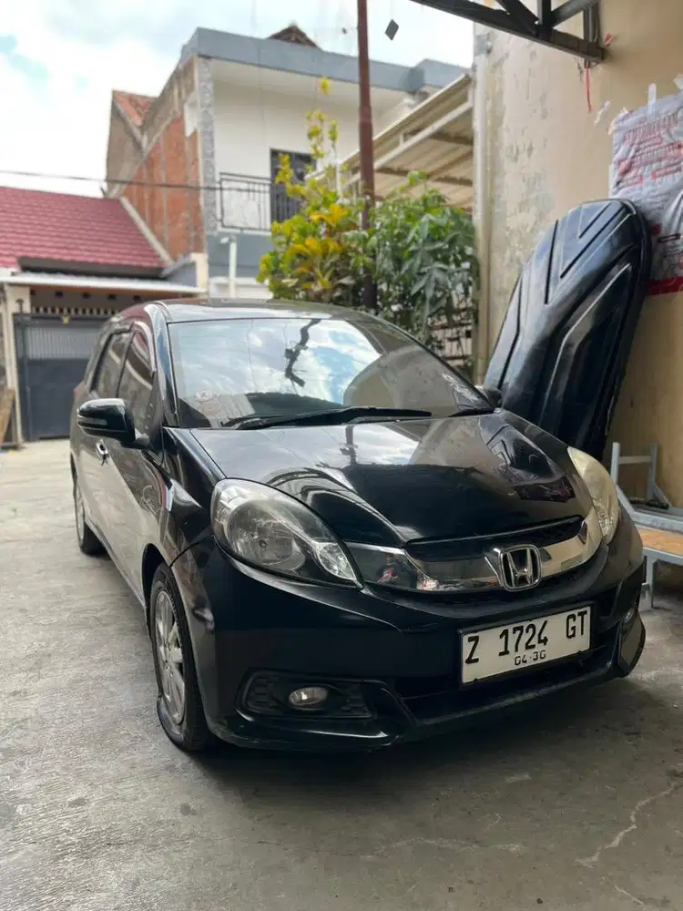 Mobillio tahun 2015 warna hitam