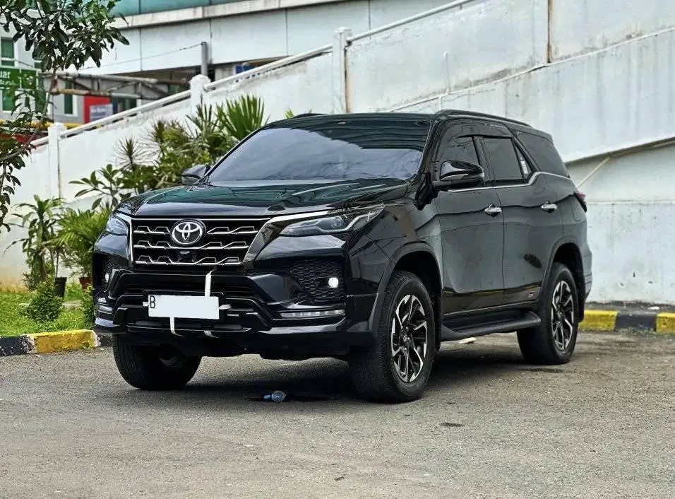 KM 40rb Toyota Fortuner 2.8 GR Sport AT 2022 Diesel Hitam Record