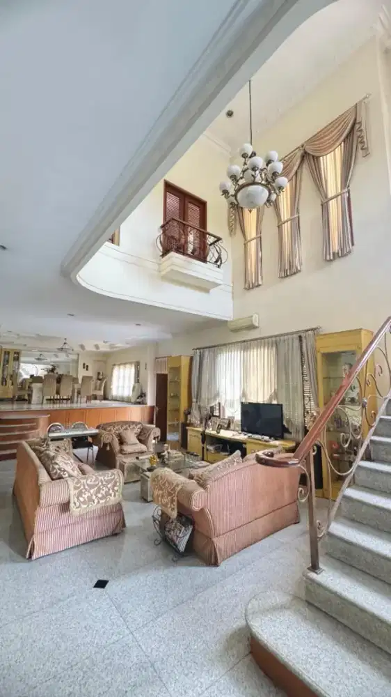 Rumah Dijual Graha Family LT432 LB700 Full Furnish Dekat Pakuwon