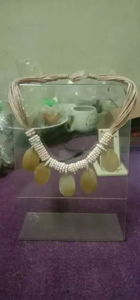 Aksesoris tradisional kalung